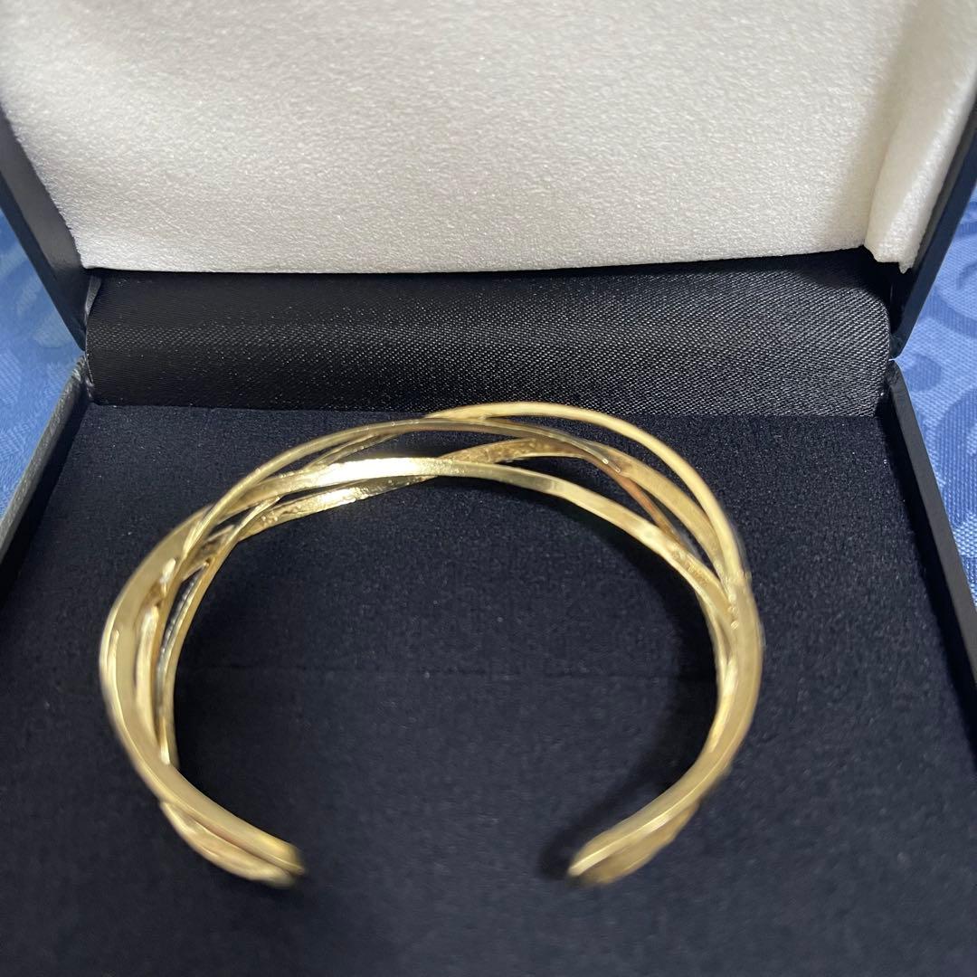 ヴァンドーム青山　GURU GURUバングル