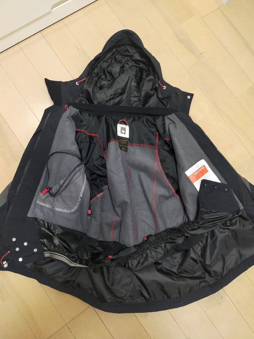 新品 DESCENTE デサントスキー スノボー上下セット 黒灰 S