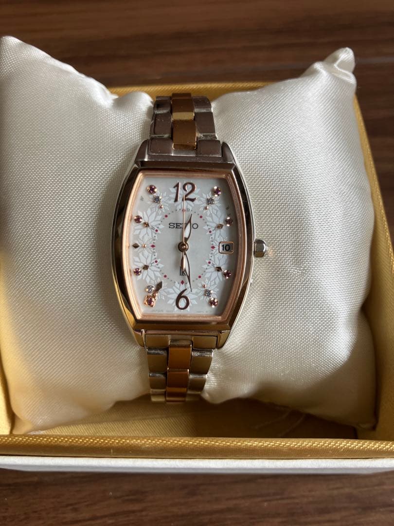 LUKIA SEIKO レディース時計 ホワイト/ゴールド