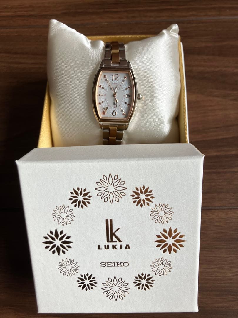 LUKIA SEIKO レディース時計 ホワイト/ゴールド