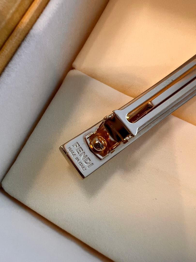 美品 FENDI ヘアアクセサリー バレッタ