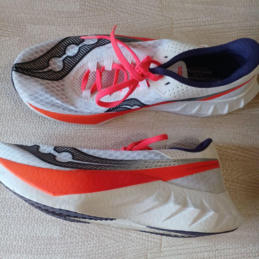 美品26.5サイズSaucony ランニングシューズ ホワイト/オレンジ/ピンク