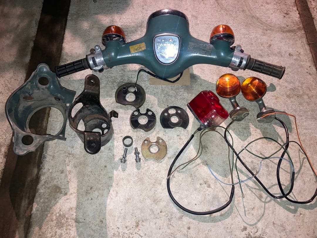 カブC5050 6V車 ハンドル周りとテールレンズ等