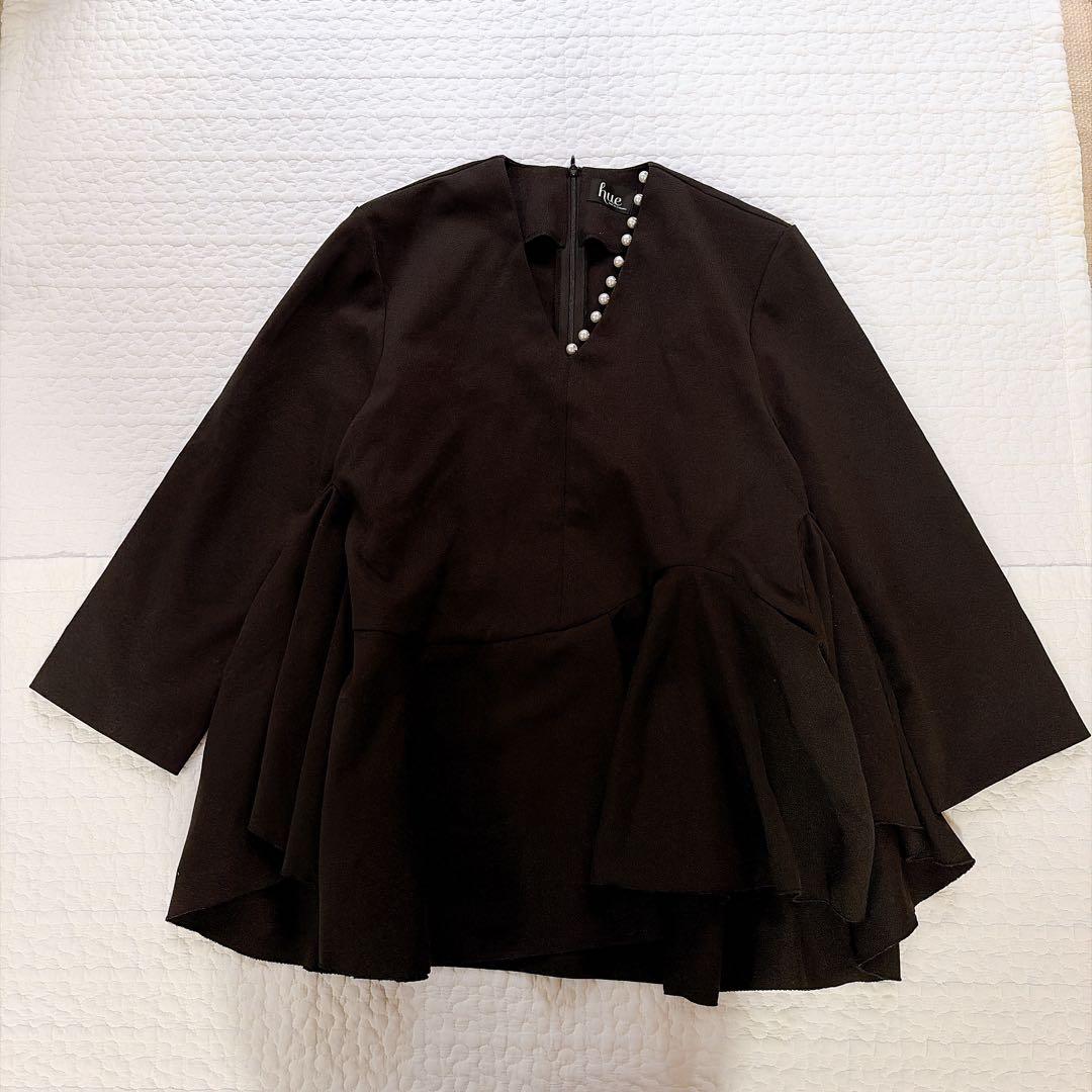 hue DAY TO EVENING ワンサイドパール ペプラムブラウス