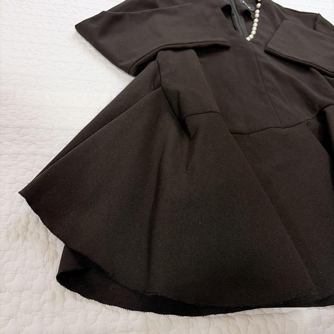 hue DAY TO EVENING ワンサイドパール ペプラムブラウス