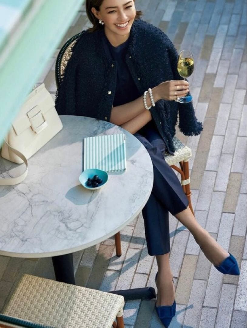 マノロブラニク ☆メイセール未使用381/2 ネイビー5センチヒール