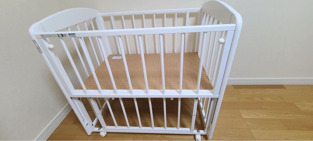 送料込み❤︎ カトージ　ホワイト木製　ミニベビーベッド　キャスター付き　90×60