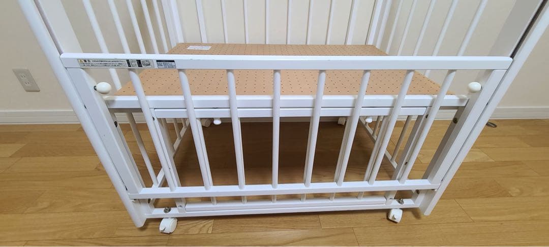 送料込み❤︎ カトージ　ホワイト木製　ミニベビーベッド　キャスター付き　90×60