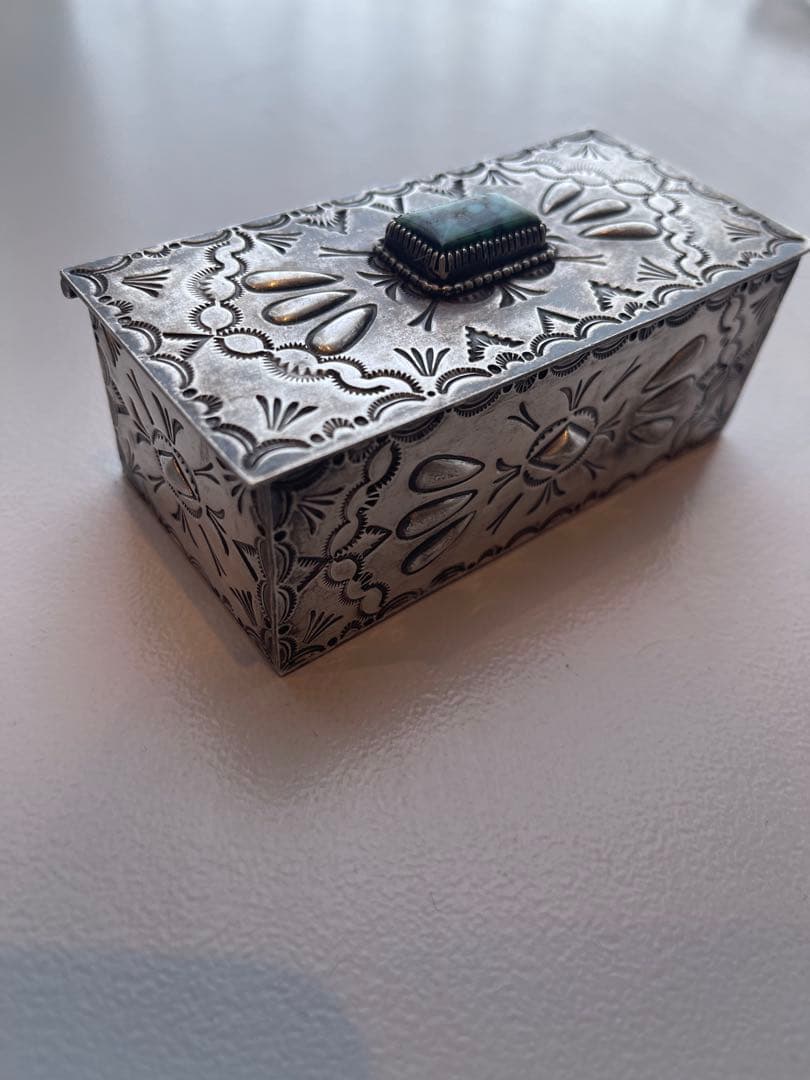 ナバホ族ジェリー・N・プラテロターコイズ付き銀製ボックス