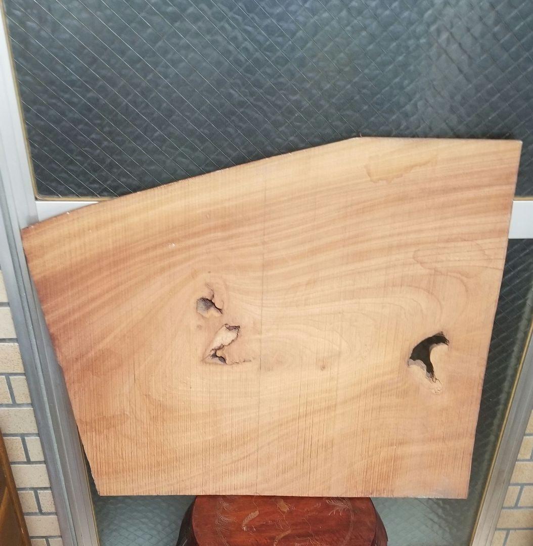 一枚板から彫刻された鷹です