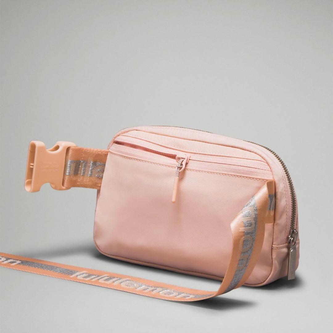 新品 ルルレモンlululemonレディースピンク ボディバッグ　ウエストポーチ