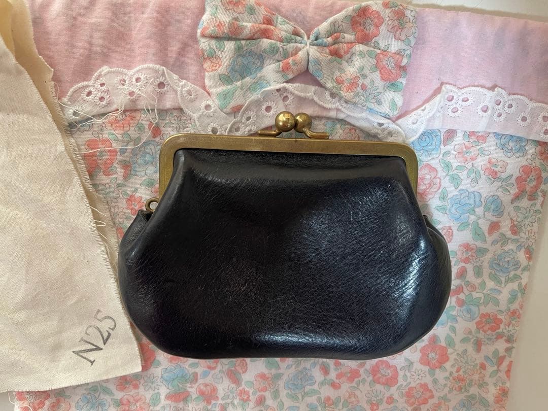 N25 黒のレザーがま口財布