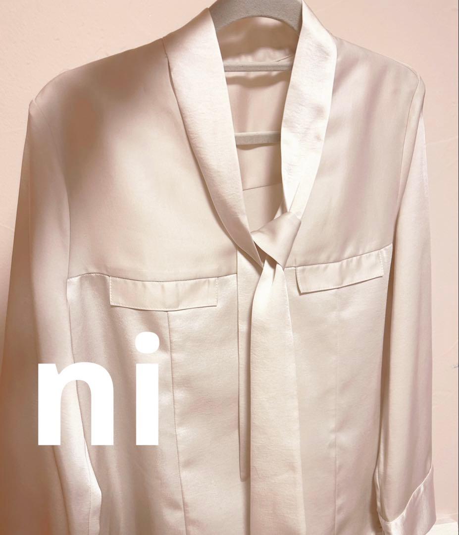 サテンVネックタイブラウス　anuans