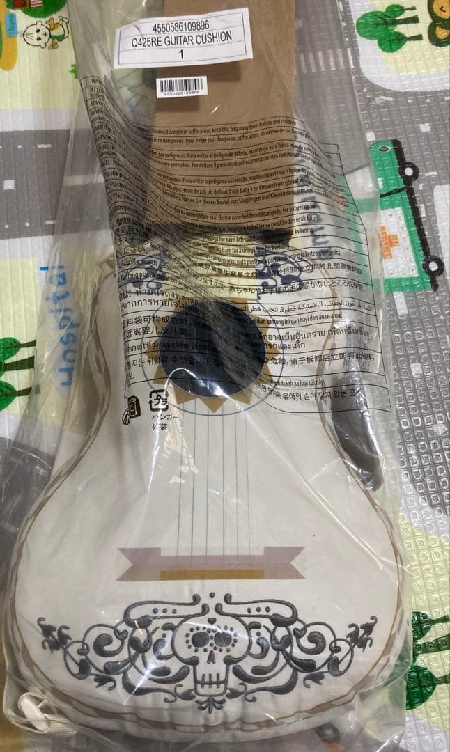 リメンバー　ミー　ギター型　クッション