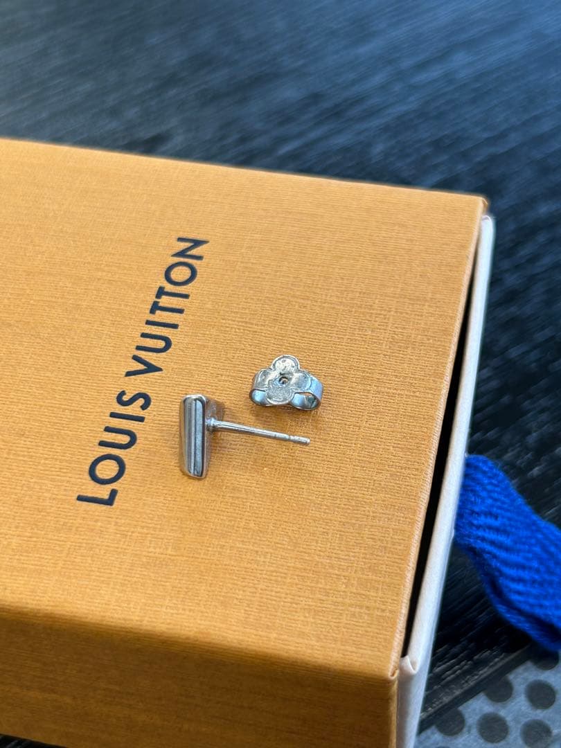片耳のみ ルイヴィトン エセンシャルV スタッズ ピアス シルバー