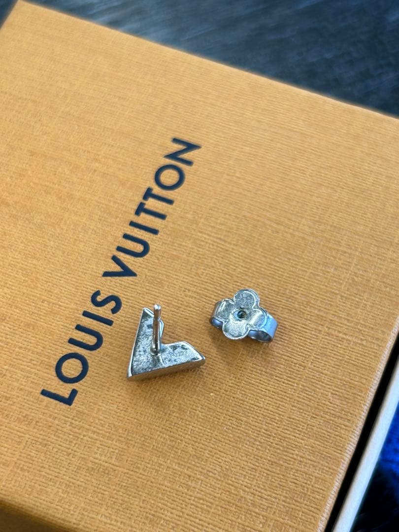片耳のみ ルイヴィトン エセンシャルV スタッズ ピアス シルバー