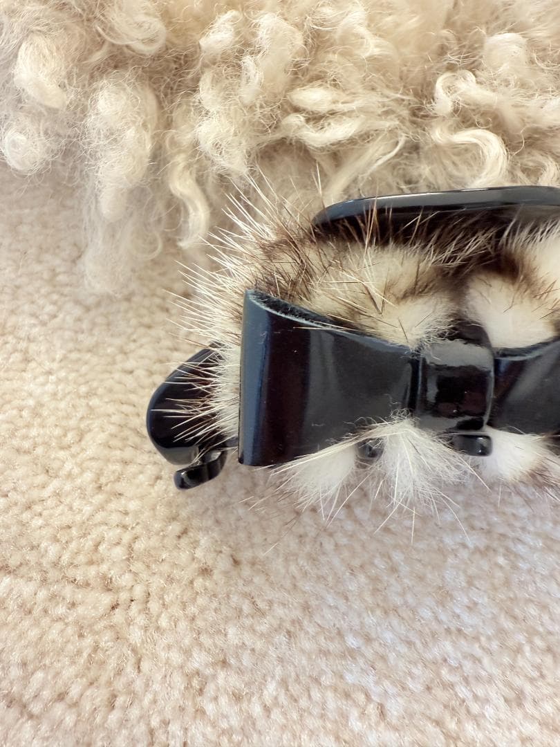 アレクサンドル ドゥ パリ　白黒ファー付き　リボンクリップ　スワロフスキー