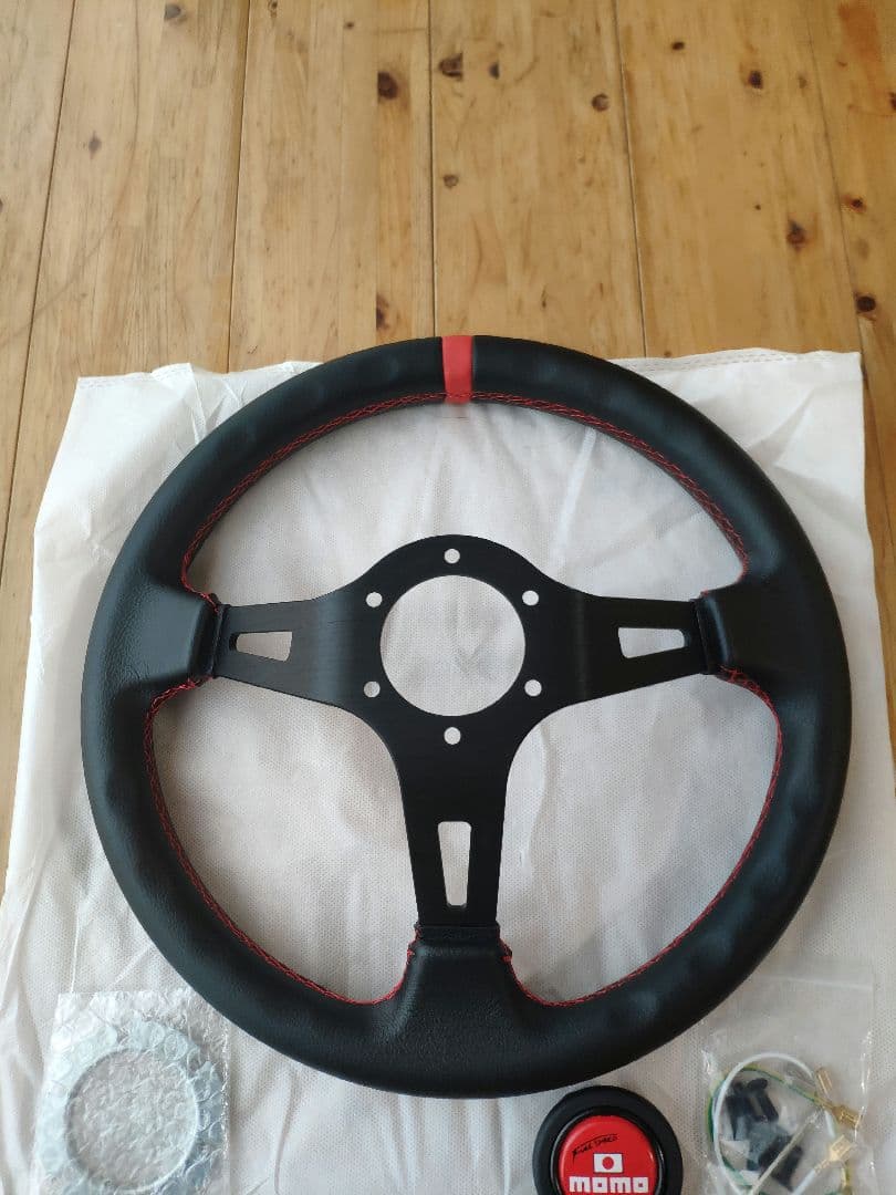 新品未使用・MOMO スタイル レッド ステアリング Not Authentic