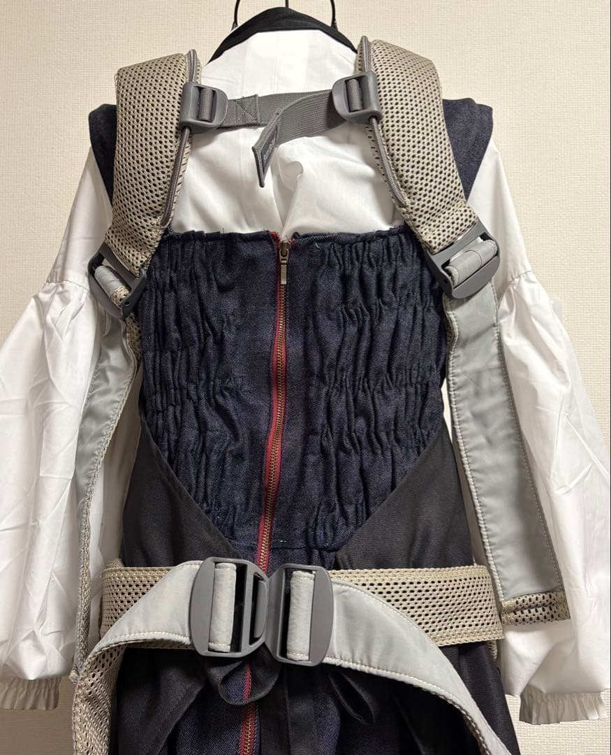 正規品　BABYBJÖRN One Kai 抱っこ紐 グレーベージュ メッシュ