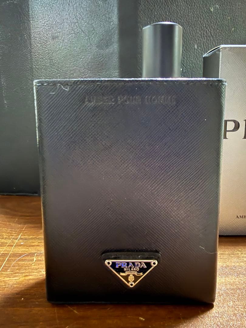 プラダマン インテンス オーデパルファム100mlと専用レザーケース付き。