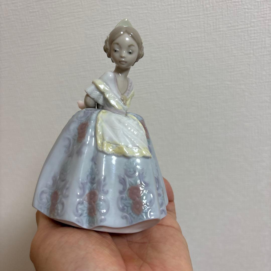 リヤドロ LLADRO 「バレンシアの少女」　　　　　　新品！可愛い！