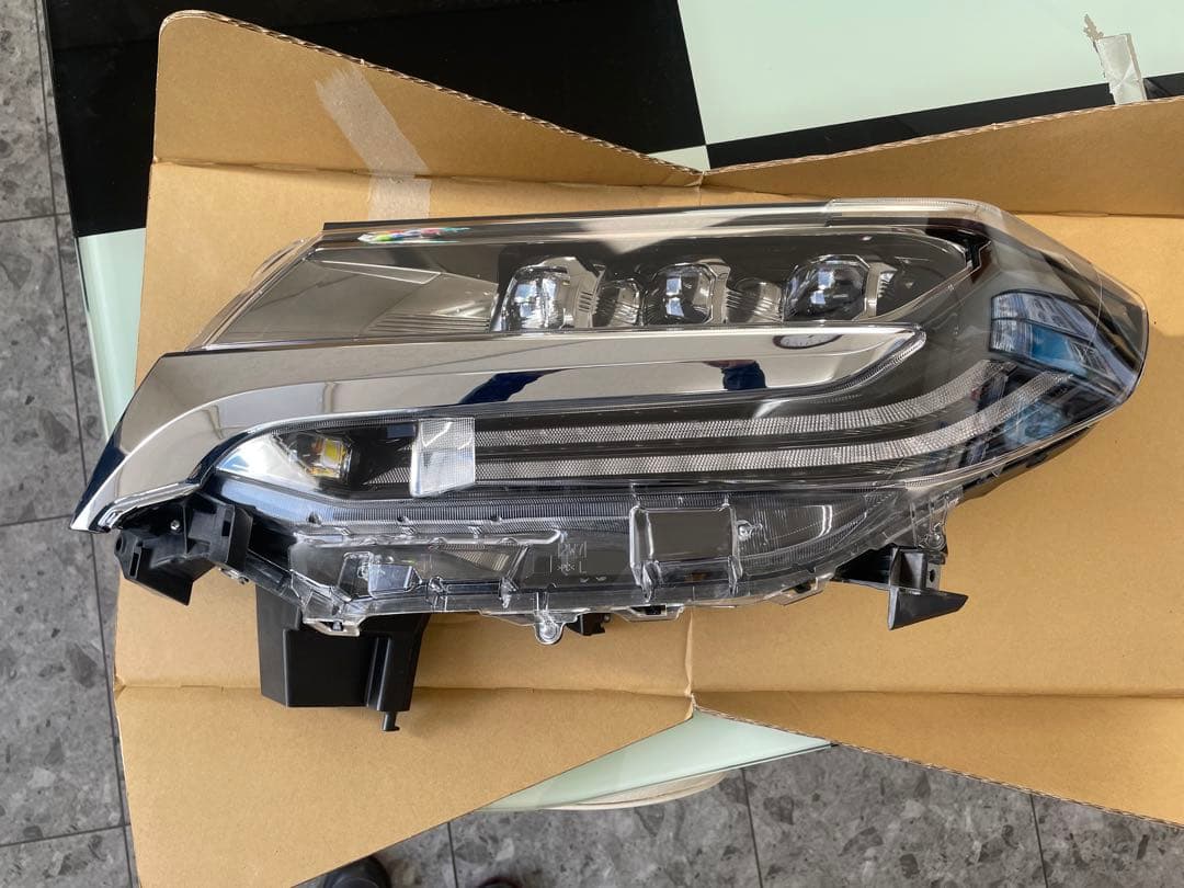 30 アルファード　後期　ハイブリット　SR Cパッケージ　左ヘッドライト 3眼