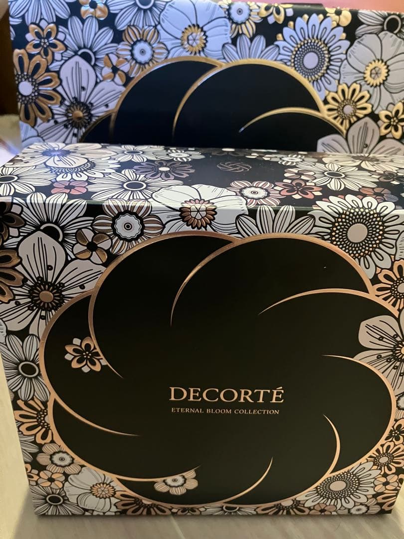 コスメデコルテ クリスマスコフレ2025 外箱、ショッパー付き