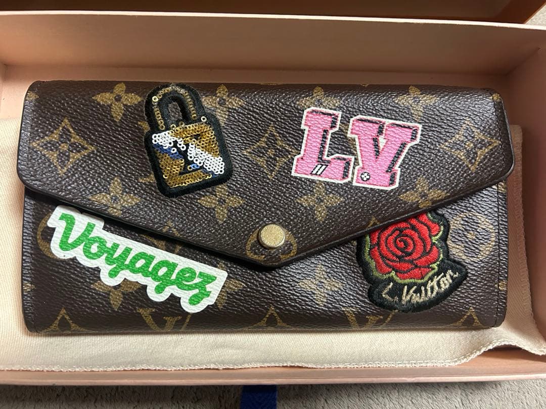 かぁ様　ルイヴィトン　ポルトフォイユ サラ パッチーズ M63318