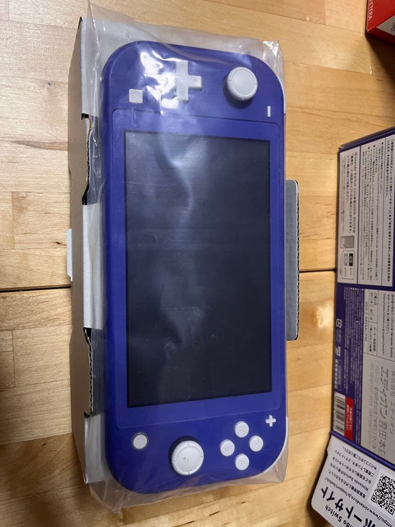 【美品】ニンテンドー Switch Lite ブルー 本体、アダプター、箱付き