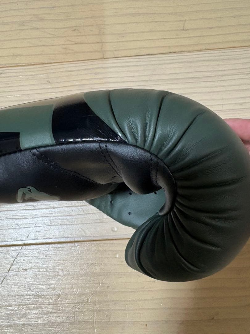 Venum ボクシンググローブ Elite 10oz オリーブ×ブラック