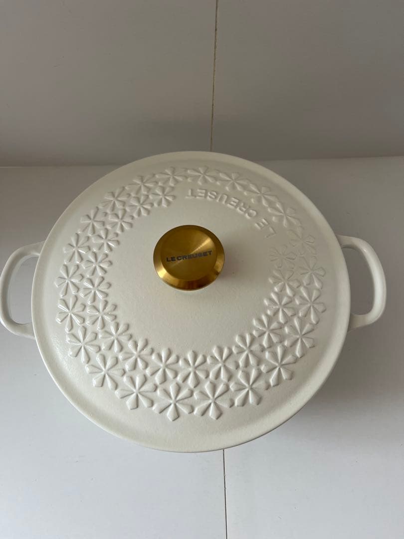 ルクルーゼ　シグニチャー　マルミット　フラワーレリーフ 22cm コットン　②