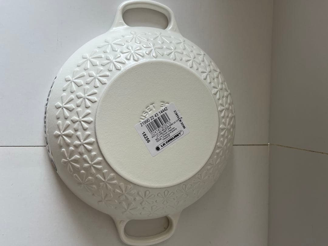 ルクルーゼ　シグニチャー　マルミット　フラワーレリーフ 22cm コットン　②