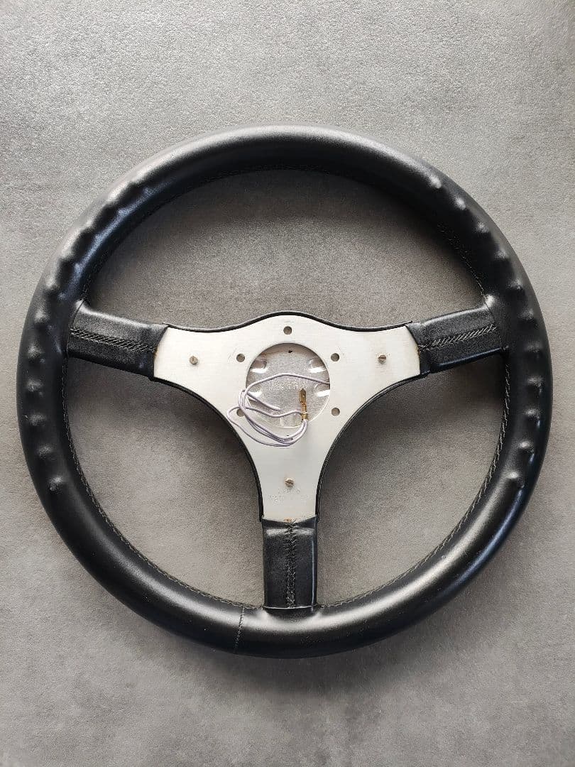 イタルボランテブラックレザー 3スポーク ステアリングホイール　直径約35cm