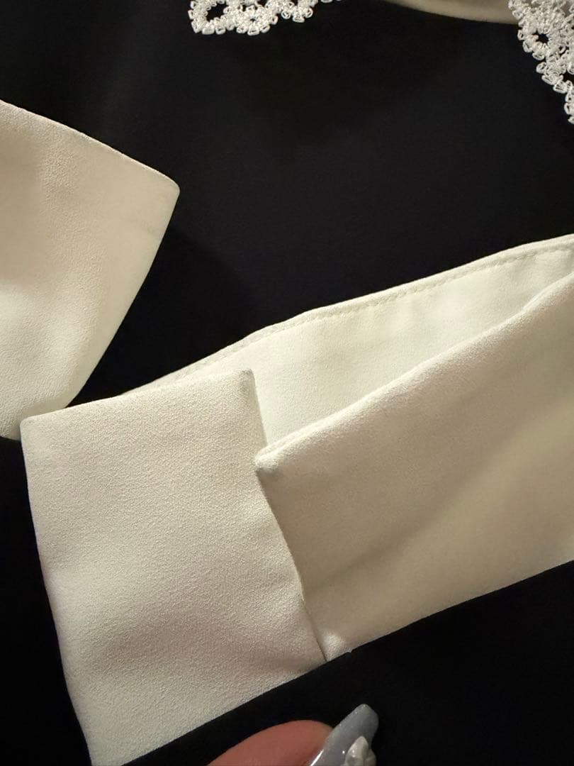 レース付き襟のブラックワンピース