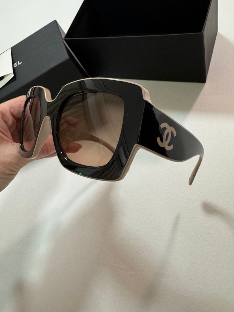 定価以下　新品未使用　スクエアシェイプサングラス　限定品　CHANEL シャネル