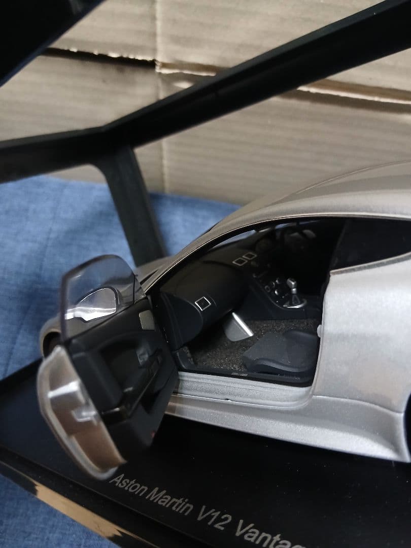 1/18 オートアート アストンマーチン V12 ヴァンテージ シルバー