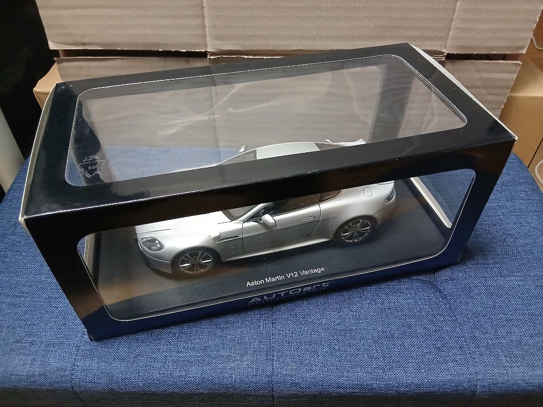 1/18 オートアート アストンマーチン V12 ヴァンテージ シルバー