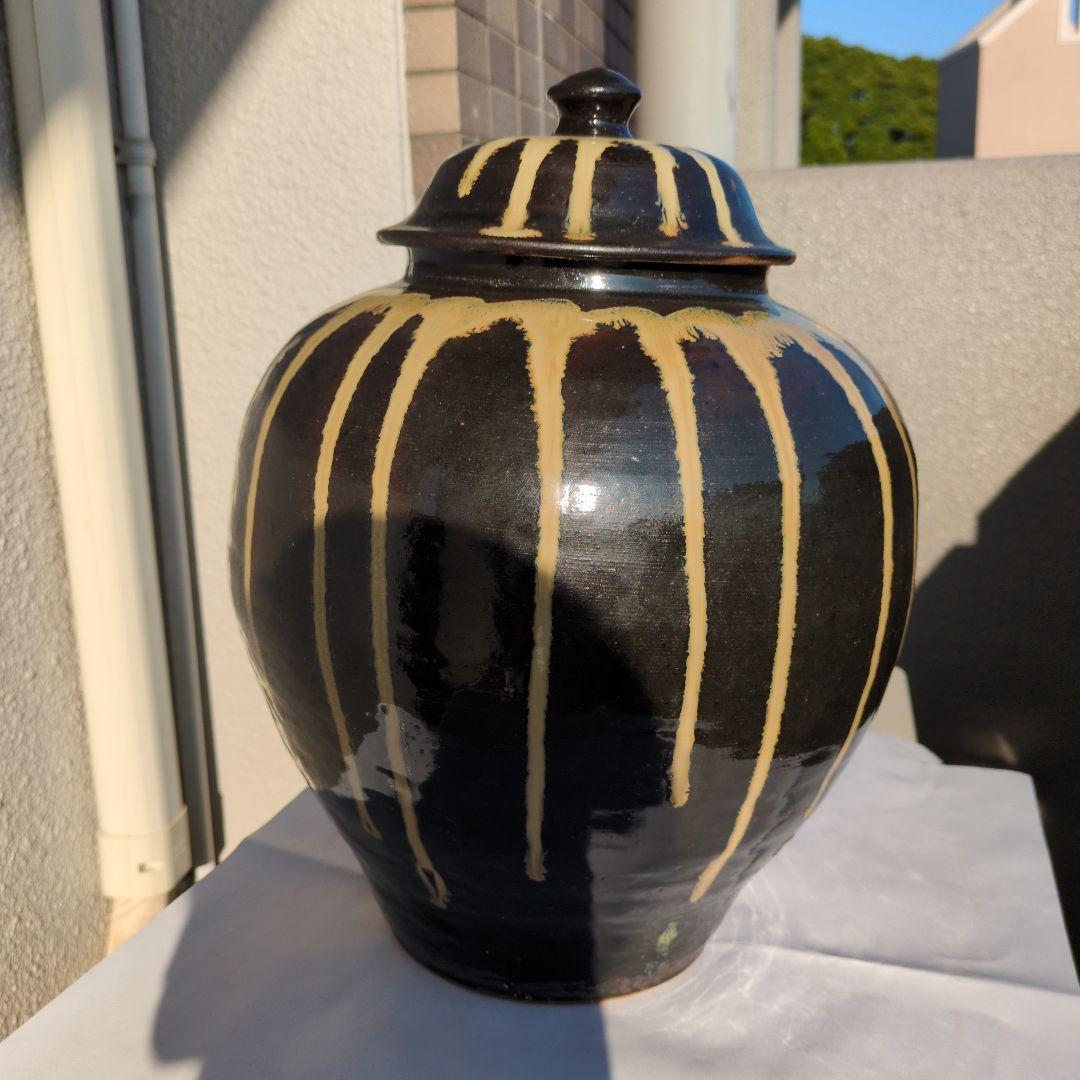 小鹿田焼の大きい壺 黒に黄土色の釉薬の流れ模様の陶器の壺