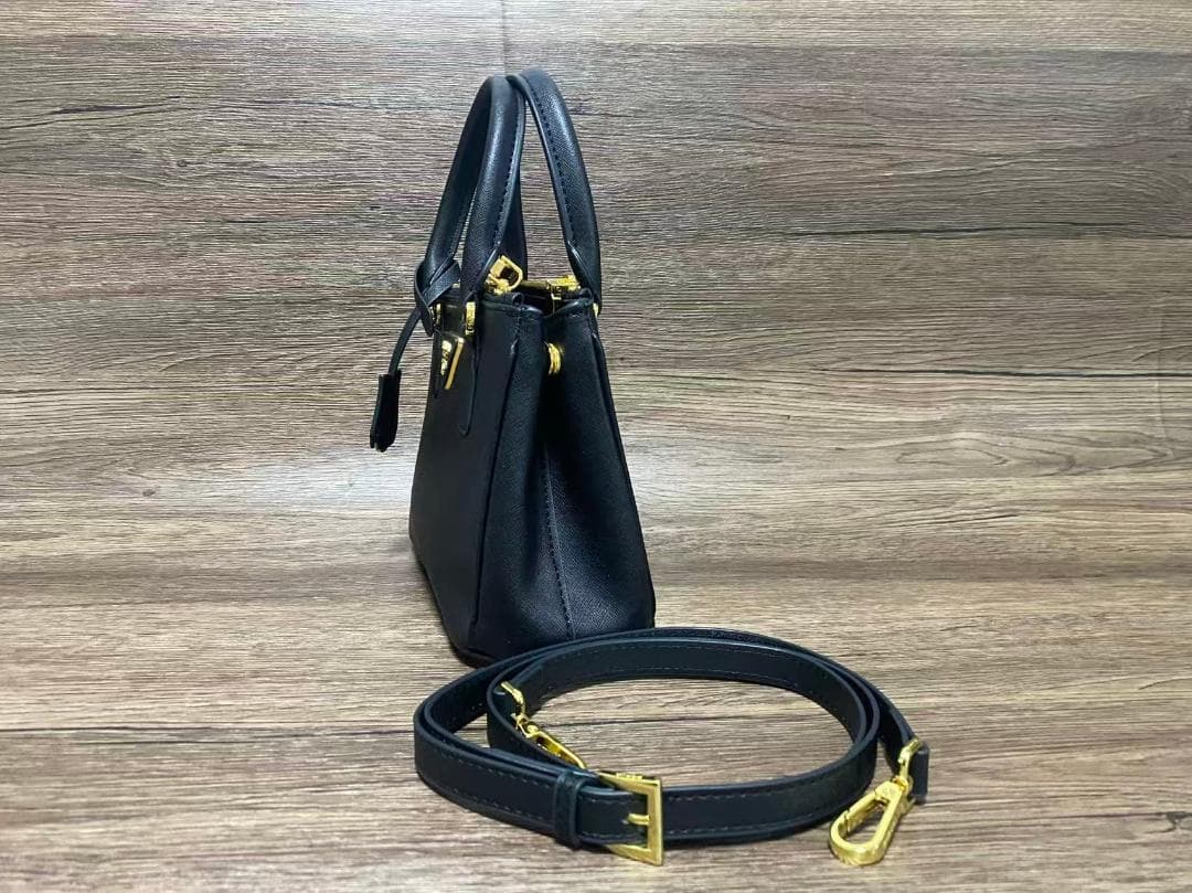 PRADA ブラックレザー ハンドバッグ