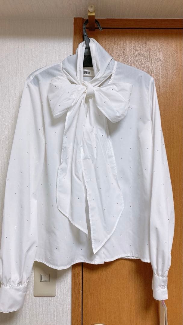 【最終値下げ】新品　ビジュー付きボウタイブラウス
