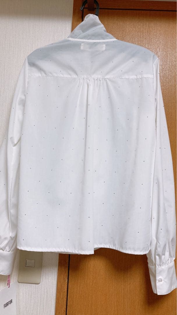 【最終値下げ】新品　ビジュー付きボウタイブラウス