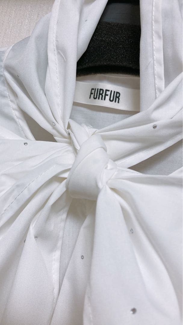 【最終値下げ】新品　ビジュー付きボウタイブラウス