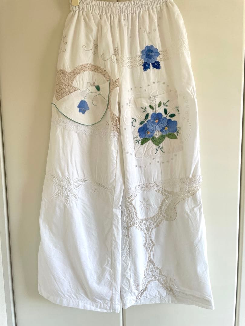 ヴンテージクロスリメイクパンツ　バテンレース 総裏地付き　　青い花刺繍
