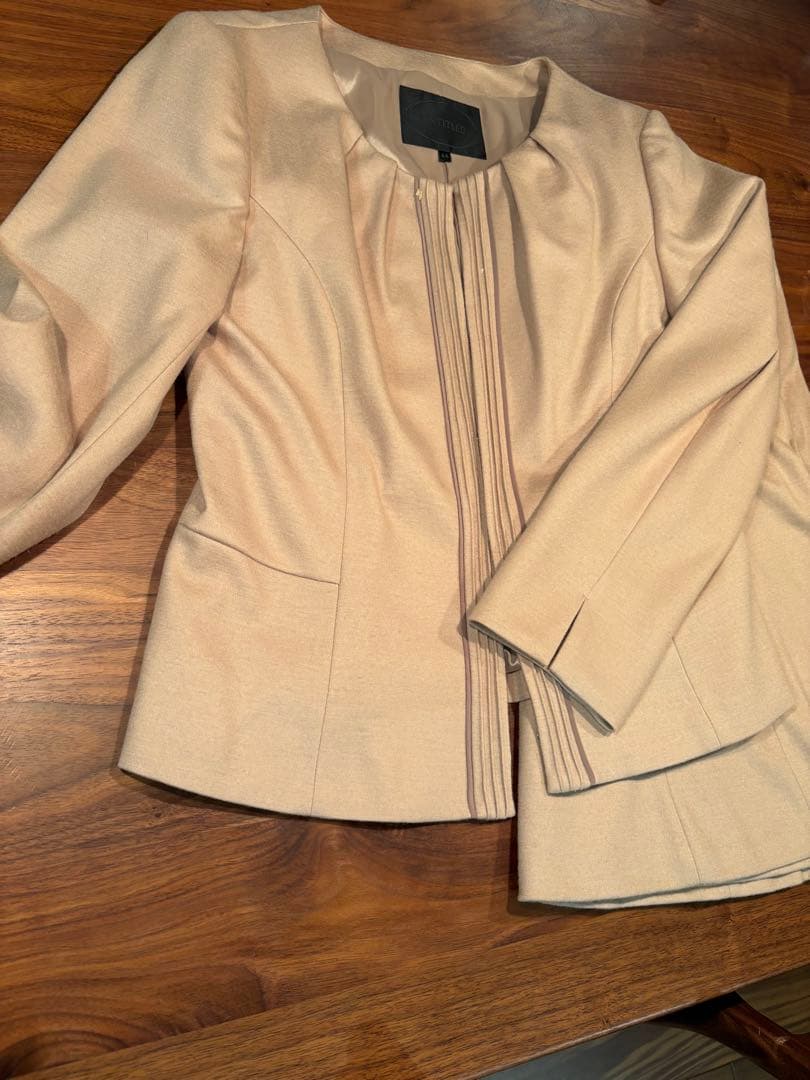 【大きいサイズ】 3L相当　UNTITLED スーツ ノーカラー ベージュ