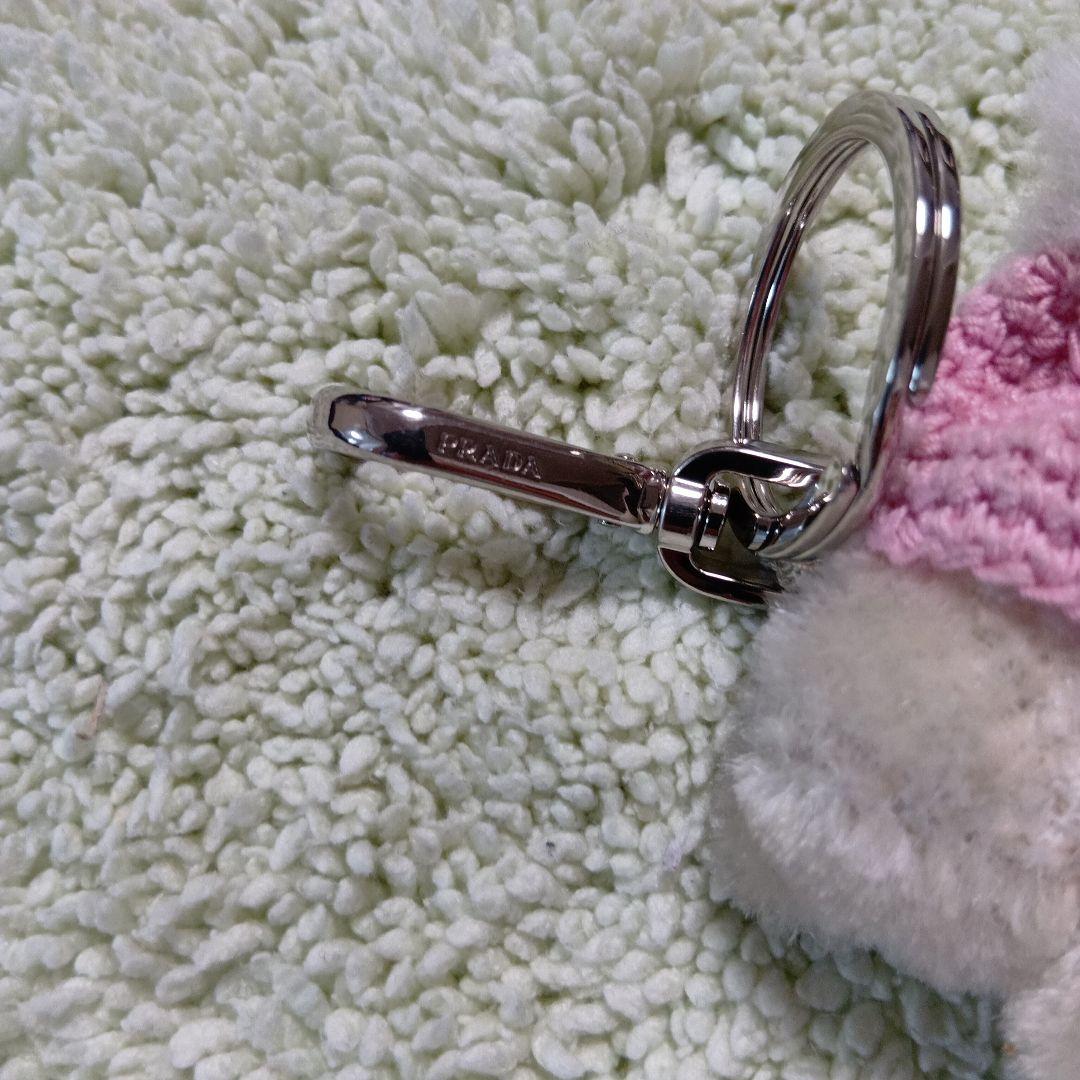 PRADAクマのチャーム ピンクの帽子とサングラス