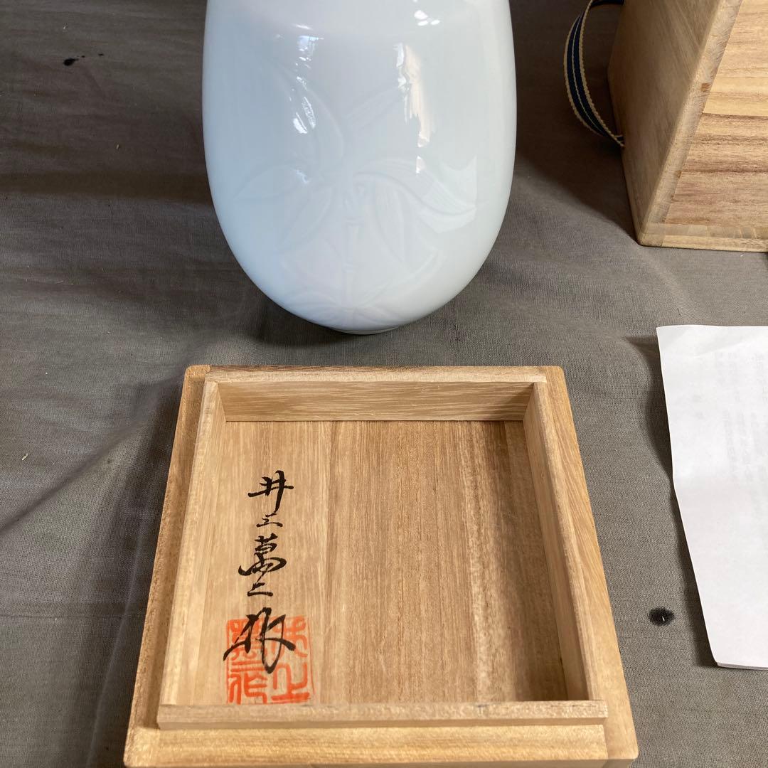 【井上萬二】白磁の伝統　日本の名窯　人間国宝　井上萬二作　白磁笹彫文　小花瓶