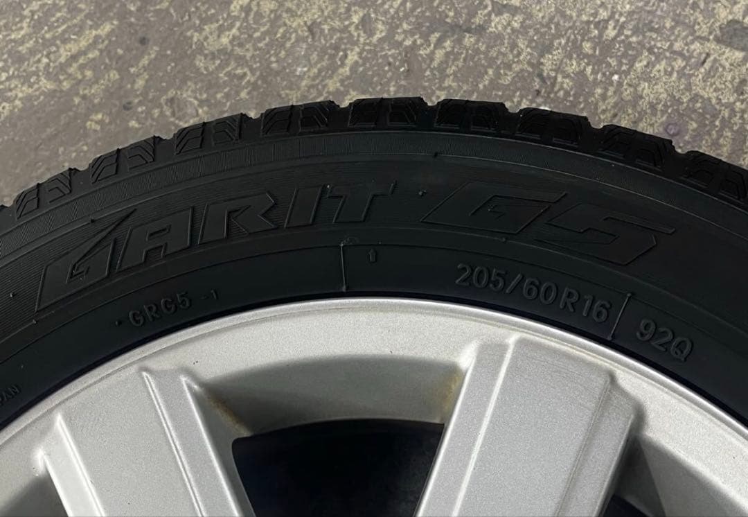 スタッドレスタイヤ　205/60R16 ヴォクシー　アルファード