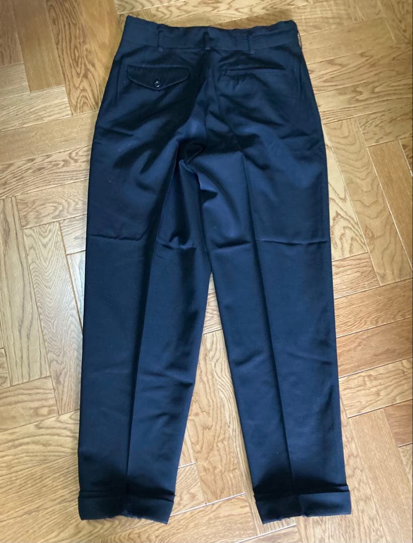 コムデギャルソンのブラックテーパードスラックス バックポケット付き