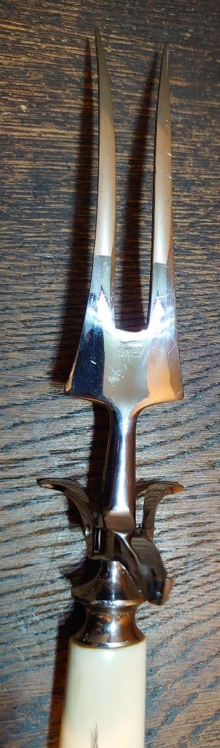 【アンティーク セイウチ製 】彫刻入ハンドル付ナイフとフォークの2点セット