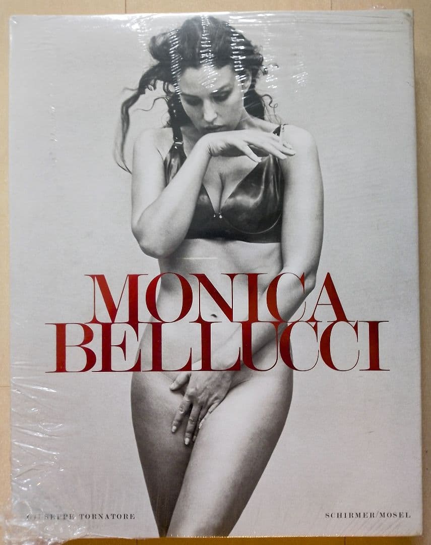 た*一様 MONICA BELLUCCI 未開封 写真集 洋書